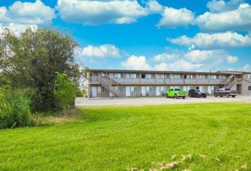 Kings Court Motel Cold Lake Bagian luar foto