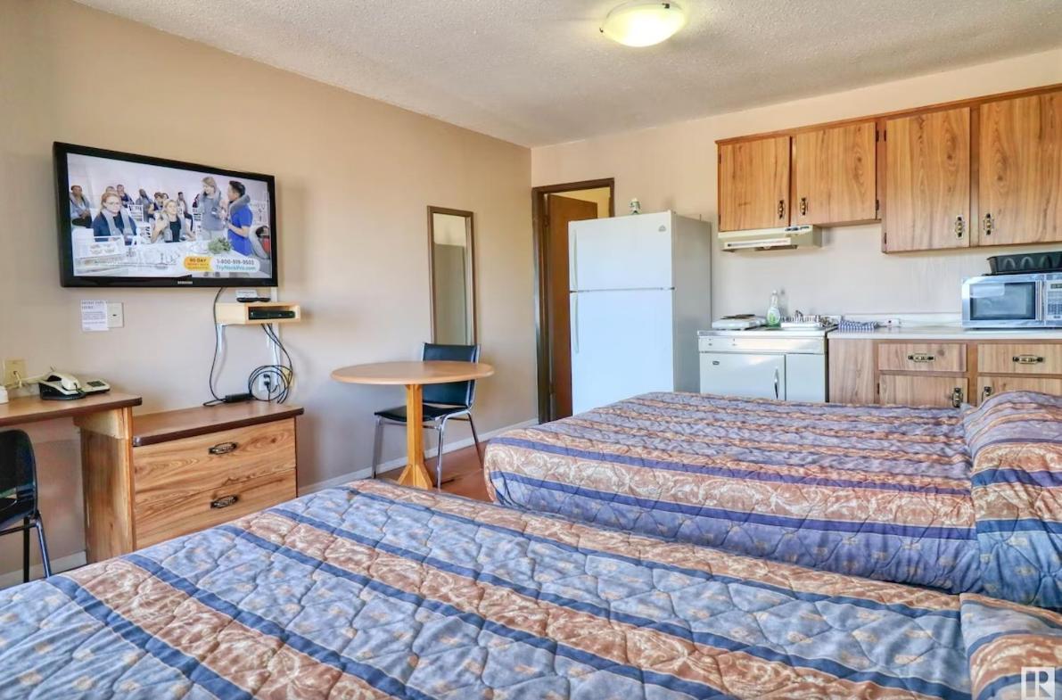 Kings Court Motel Cold Lake Bagian luar foto