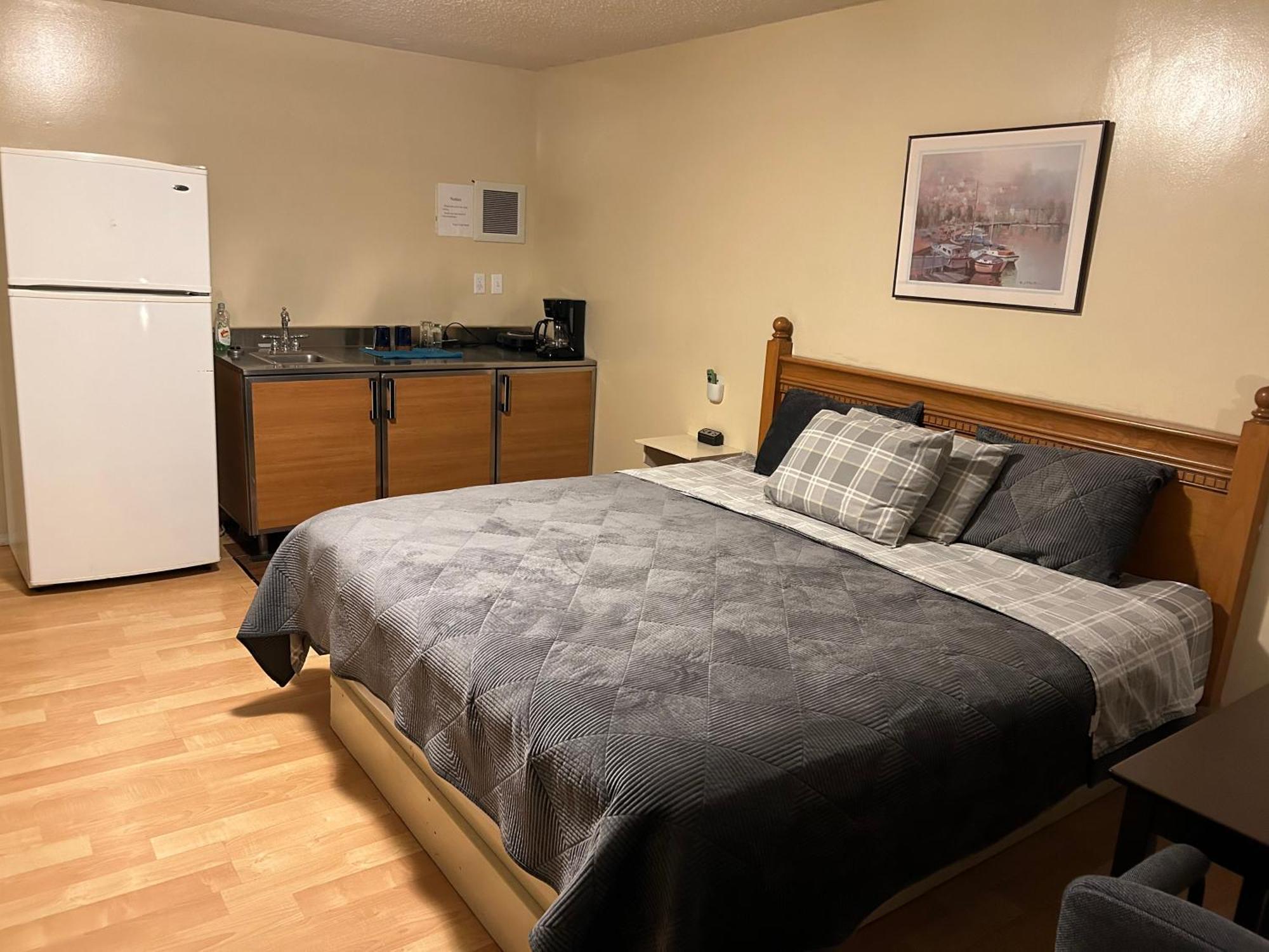 Kings Court Motel Cold Lake Bagian luar foto