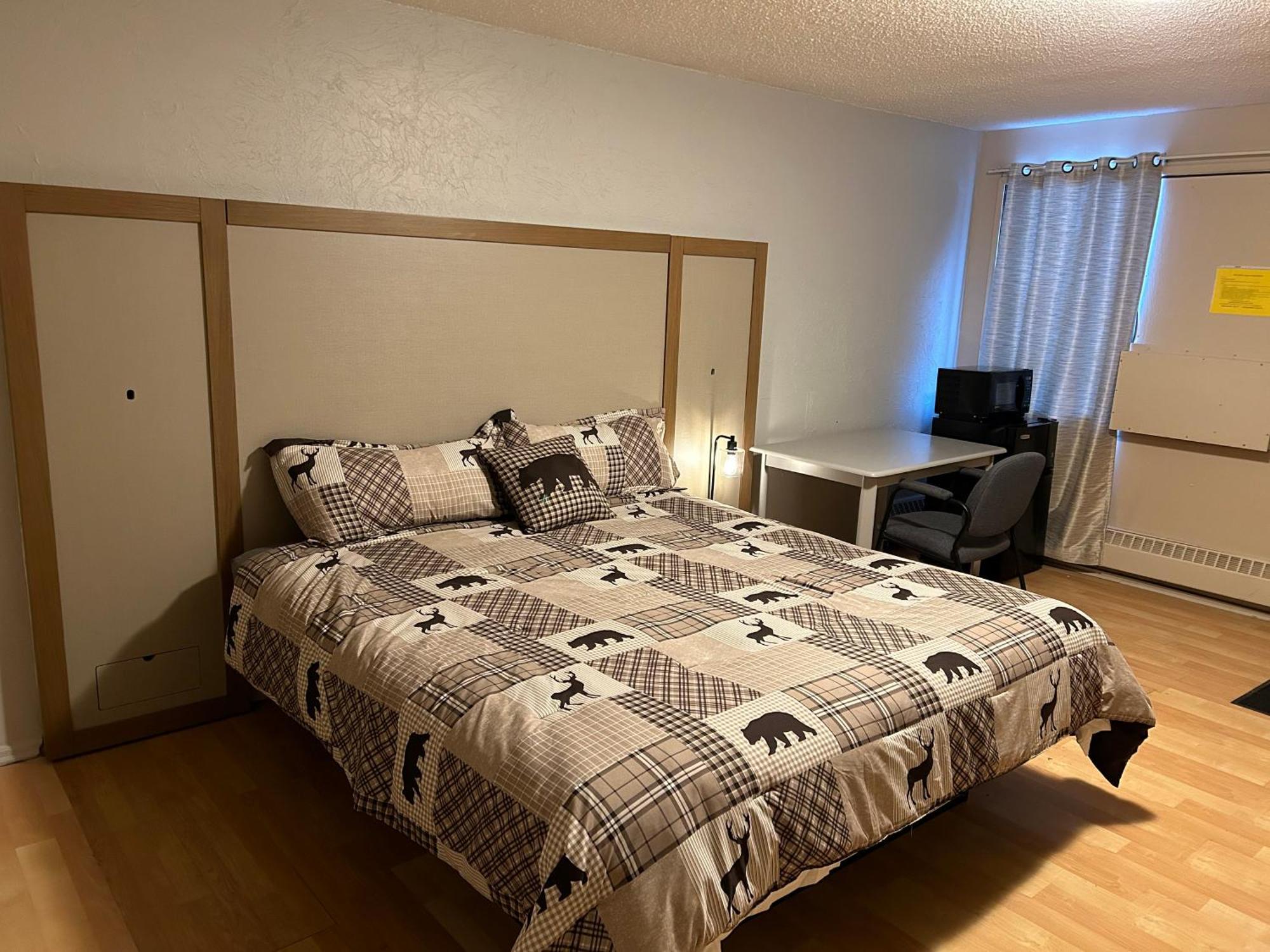 Kings Court Motel Cold Lake Bagian luar foto